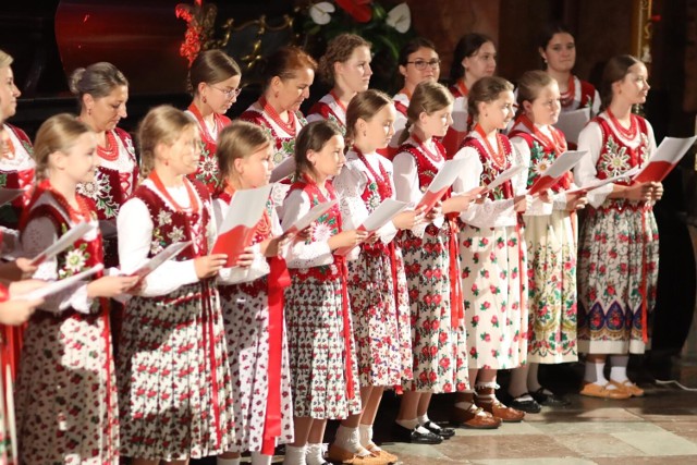 Koncert patriotyczny na góralską nutę i rodzinny piknik integracyjny w klasztorze karmelitów w Przemyślu.