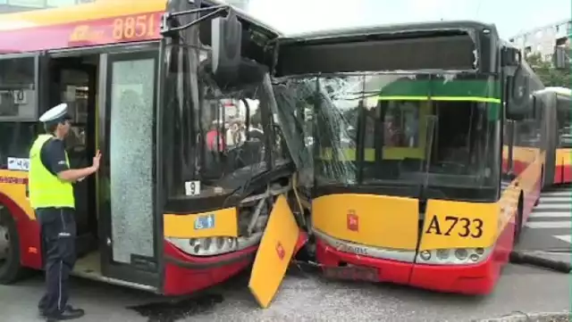 Zderzenie autobusów w Warszawie. Jest nagranie z monitoringu [wideo]