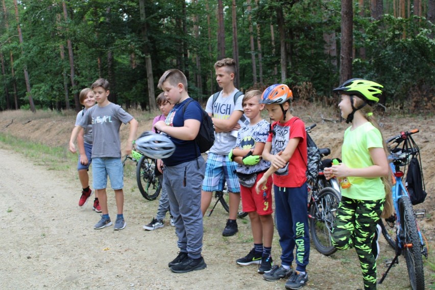 Siciny. Uczniowie szkoły w Sicinach wzięli udział w rajdzie rowerowym. Odbywał się on w ramach projektu „Kurs na edukację” [ZDJĘCIA]