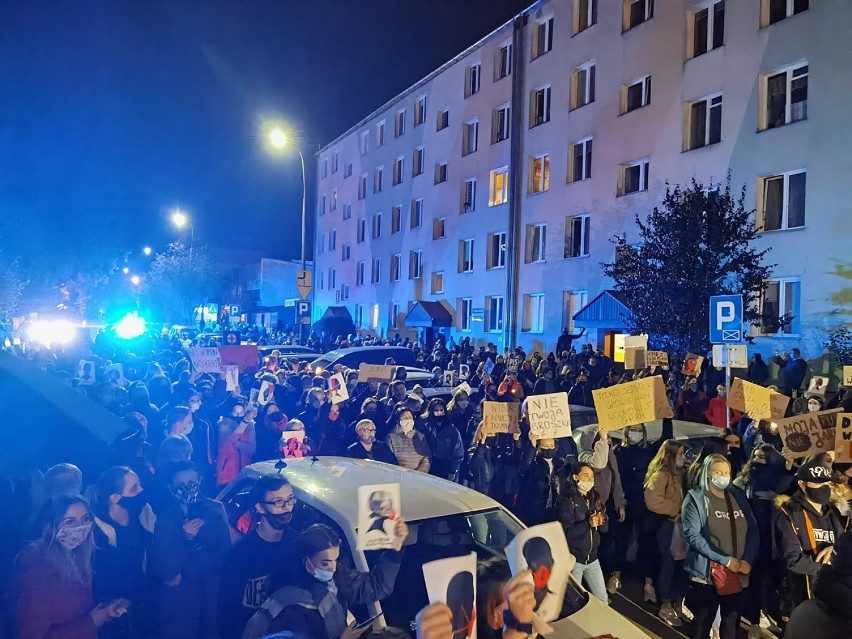 Czarny protest w Kraśniku. Tłumy mieszkańców protestowały po wyroku TK w sprawie aborcji. Zobacz zdjęcia