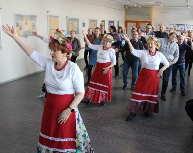 Terapia tańcem i ruchem, znana jest powszechnie pod nazwą "choreotarapia" (choreios - taneczny, choros - taniec, terapia - leczenie) i należy do nurtu terapii poprzez sztukę