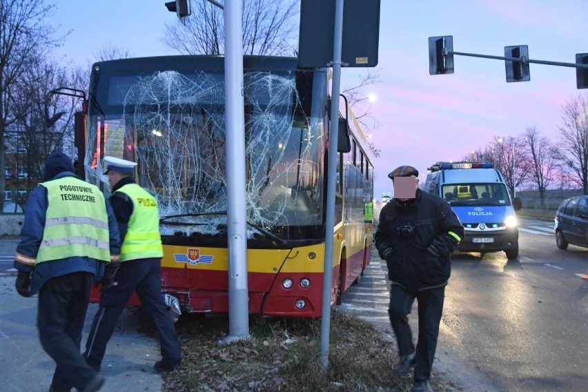 Wypadek z udziałem miejskiego autobusu w Kielcach. Kierowca nie żyje