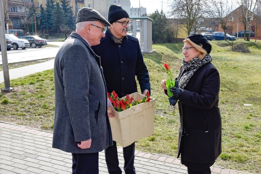 Samorządowcy wręczali Rawiankom kwiaty z okazji Dnia Kobiet....