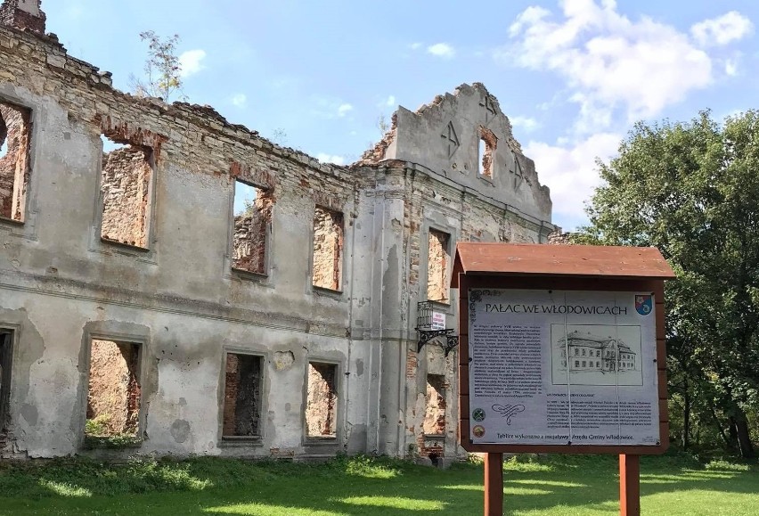 Tak obecnie wyglądają pozostałości po dawnym pałacu we...