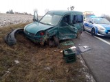 Jeleniec. Renault uderzył w ciężarówkę na drodze Zegartowice - Jeleniec
