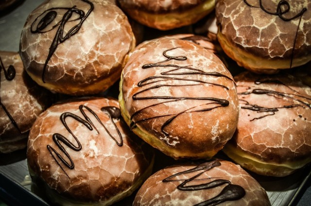 Na ten dzień czeka wielu miłośników słodkości. Dziś obchodzimy Tłusty Czwartek, a to oznacza wyprawę do cukierni po pączki. Zapytaliśmy internautów, gdzie w naszym mieście według nich serwują najlepsze. Oto co odpowiedzieliście.

Cukiernie podające najlepsze pączki są ułożone od tych, które otrzymały najmniej głosów, do tych, których słodkości Was zachwyciły. Gdzie serwują najlepsze pączki w naszym mieście? Przekonajcie się!