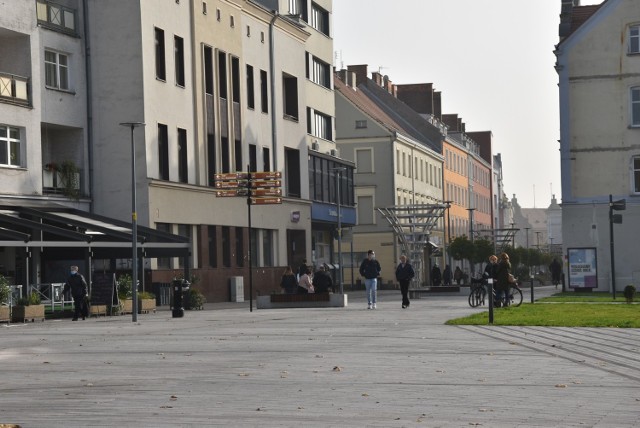 Widok Opola po wprowadzeniu kolejnych restrykcji jest przygnębiający. Mimo pięknej, jesiennej aury, na ulicach, skwerach i placach zabaw spacerowiczów jest jak na lekarstwo. Przed niektórymi lokalami gastronomicznymi klienci czekają na odbiór dań, które obecnie mogą być przygotowywane wyłącznie na wynos lub z dowozem. Ale zdarzają się też miłe akcenty.