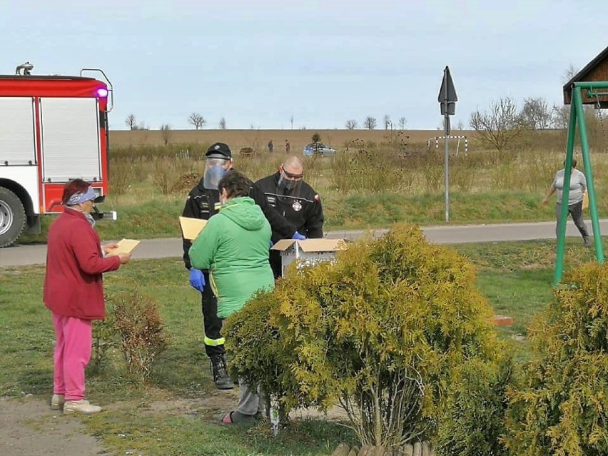 Strażacy Ochotniczej Straży Pożarnej z Debrzna rozwozili maseczki ochronne