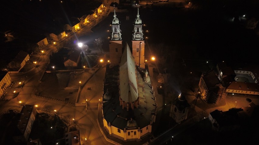 Wspaniała rozświetlona katedra gnieźnieńska na zdjęciach z drona [FOTO]