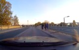 Kopnął rowerzystę na wiadukcie przy ul. Moniuszki w Żarach. Starszy mężczyzna prawie wpadł pod nadjeżdżający samochód