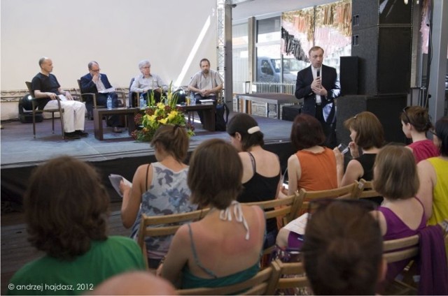 od lewej: Jerzy Koch, David Attwell, Derek Attridge, Przemysław Czapliński (prowadzący dyskusję) i minister kultury Bogdan Zdrojewski