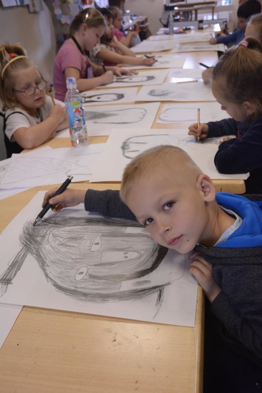 Staś Rycerz z Rzepina namalował swoją mamę. Jej portret można teraz podziwiać na pokonkursowej wystawie w Toruniu