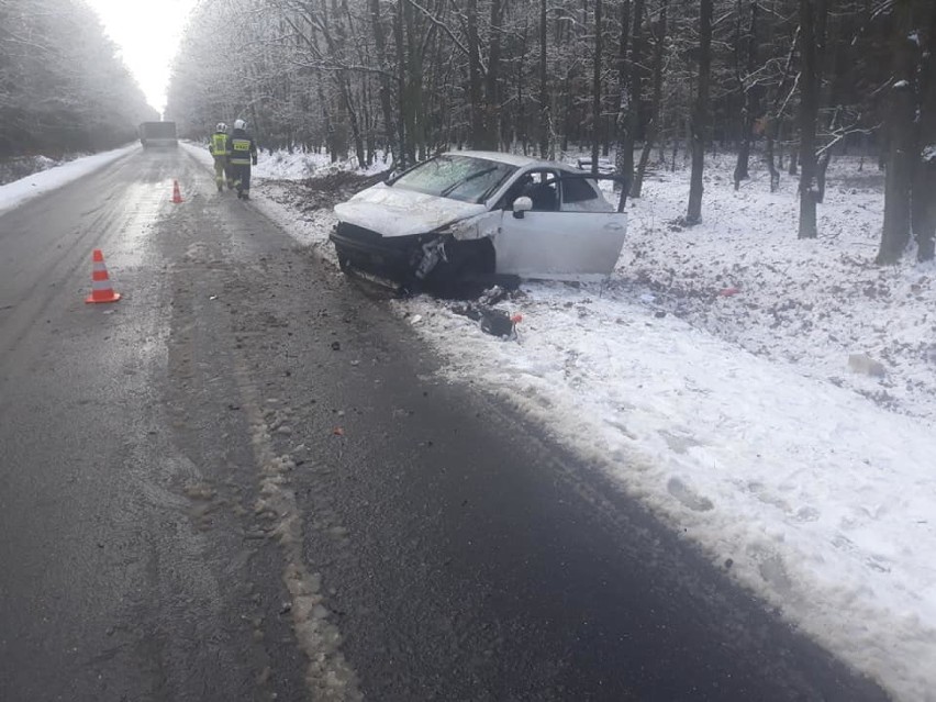 Kolizja na trasie Czerniejewo-Nekla. Sprawca odjechał z miejsca zdarzenia