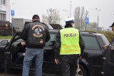 Nietypowe kontrole drogowe w Skierniewicach. Policjanci i motocykliści w akcji „Patrz w lusterka”. ZDJĘCIA WIDEO