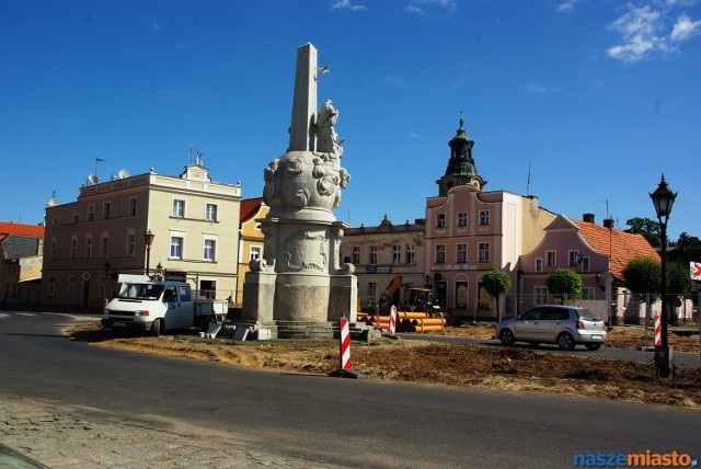 Remont rynku w Rydzynie potrwa do 30 listopada. Zniknie asfalt, a cała nawierzchnia będzie wykonana z kostki brukowej. Przy kamieniczkach mają się pojawić ogródki wiedeńskie.