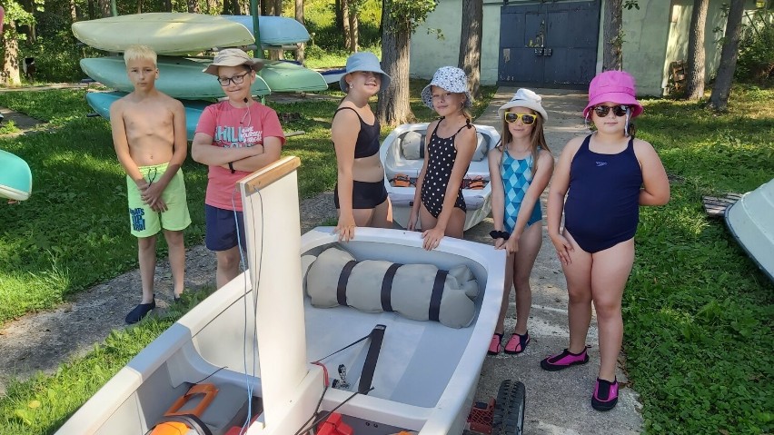 Archipelag Rozwoju ze Złotowa zorganizował dla młodzieży wakacje na wodzie nad jeziorem w Czaplinku