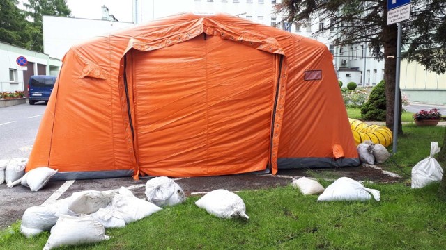 Wichura połamała namiot izolacyjny przed sandomierskim szpitalem. Kilka godzin później stanął nowy namiot