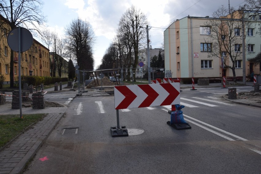 Zamknięte skrzyżowanie ulic Zielonej i Szkolnej w Zduńskiej Woli 