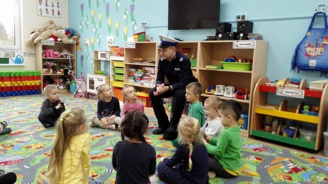 Policjanci odwiedzają przedszkola i czytają dzieciom bajki. Przy okazji uczą też najmłodszych bezpiecznych zachowań