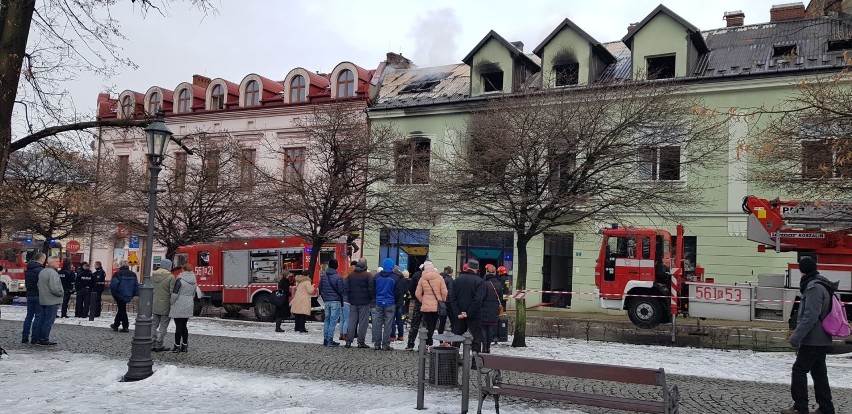 Pożar kamienicy w centrum Wieliczki. Z ogniem walczy 15 zastępów straży