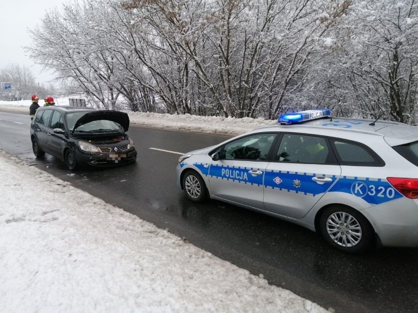 Wypadek w Tarnobrzegu. Zderzyły się dwa samochody osobowe i radiowóz. [ZDJĘCIA]