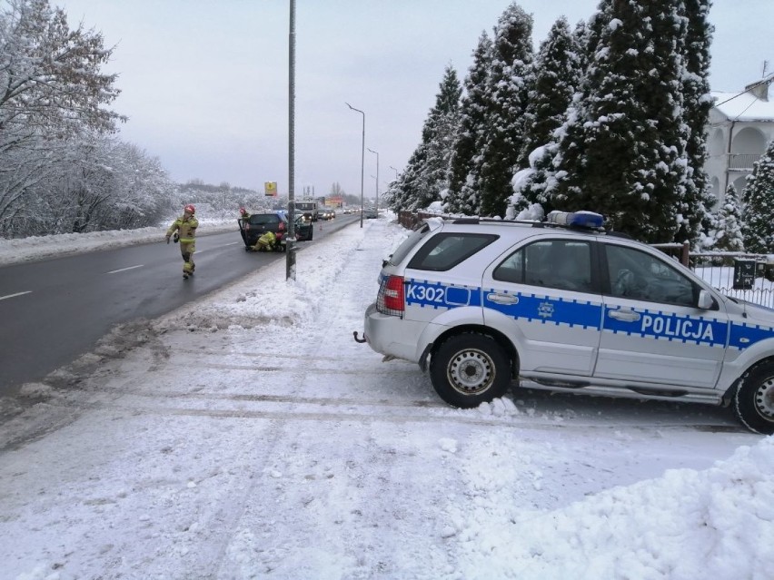 Wypadek w Tarnobrzegu. Zderzyły się dwa samochody osobowe i radiowóz. [ZDJĘCIA]