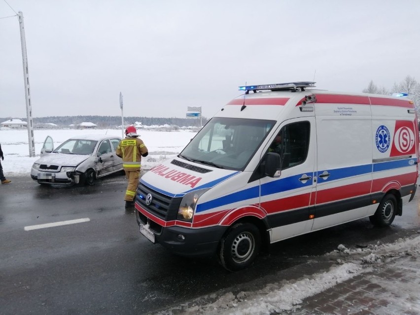 Wypadek w Tarnobrzegu. Zderzyły się dwa samochody osobowe i radiowóz. [ZDJĘCIA]