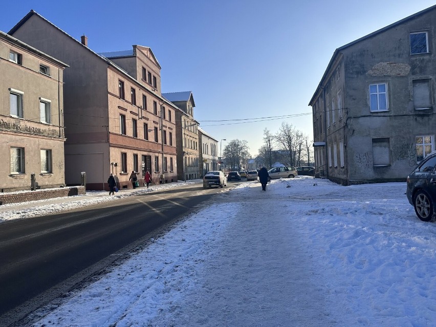 Zima na targu w Żarach. W piątek 19 stycznia wyszło tutaj...