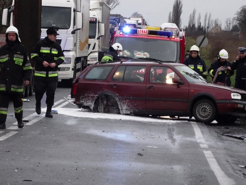 Wypadek w Kotlinie: Karambol trzech aut. S11 zablokowana