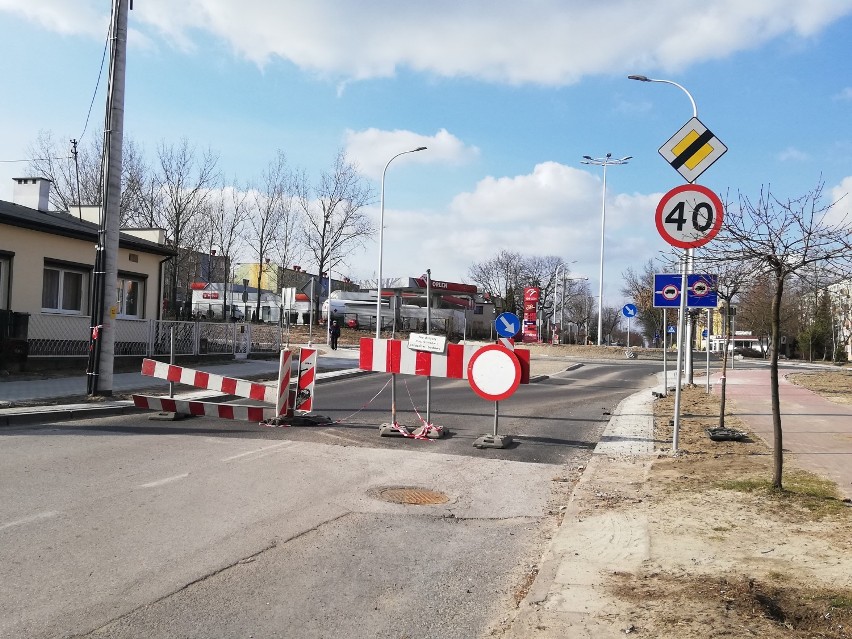 Budowa dwóch nowych rond przy ul. Mazowieckiej i św. Antoniego w Tomaszowie jeszcze potrwa [ZDJĘCIA]