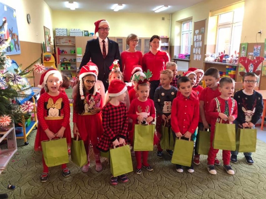 Burmistrz Warty wcielił się w rolę Świętego Mikołaja i odwiedził przedszkolaki [FOTO]