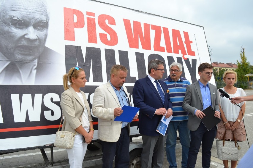 "PiS wziął miliony". Konwój wstydu w Ostrowie Wielkopolskim