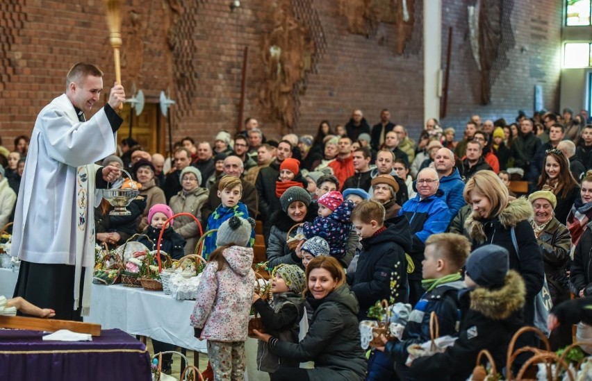 Święcenie pokarmów w Parafii Świętych Polskich Braci Męczenników w  Bydgoszczy [zdjęcia] | Bydgoszcz Nasze Miasto