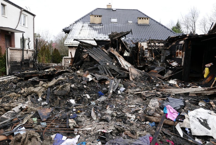Pożar domu w Wawrze. Czteroosobowa rodzina w kilka minut straciła cały swój dobytek
