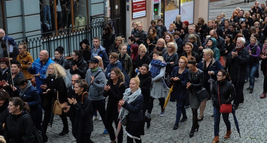 Ulicami Przemyśla przeszło ponad 100 kobiet ubranych na...