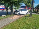 Zjechał z drogi i uderzył w drzewo. Niebezpieczne zdarzenie w Chróścinie