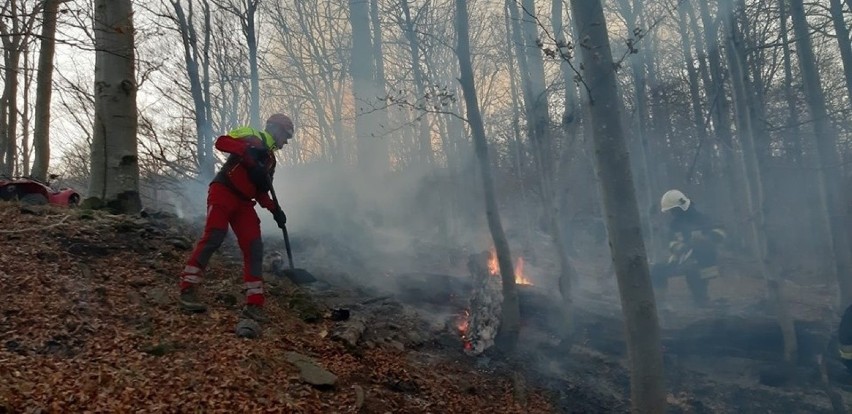 Akcja GOPR i strażaków na Połoninie Caryńskiej. Pożar lasu i wypadek quada [ZDJĘCIA]