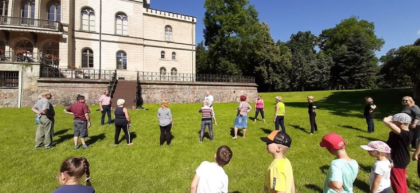 Zamek Rokosowo. Zajęcia Tai Chi zgromadziły seniorów i dzieci [ZDJĘCIA] 