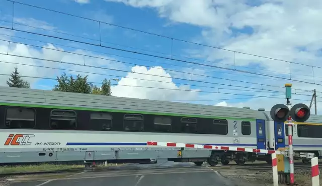 Pociąg przejeżdżający przez przejazd w Mogilnie.