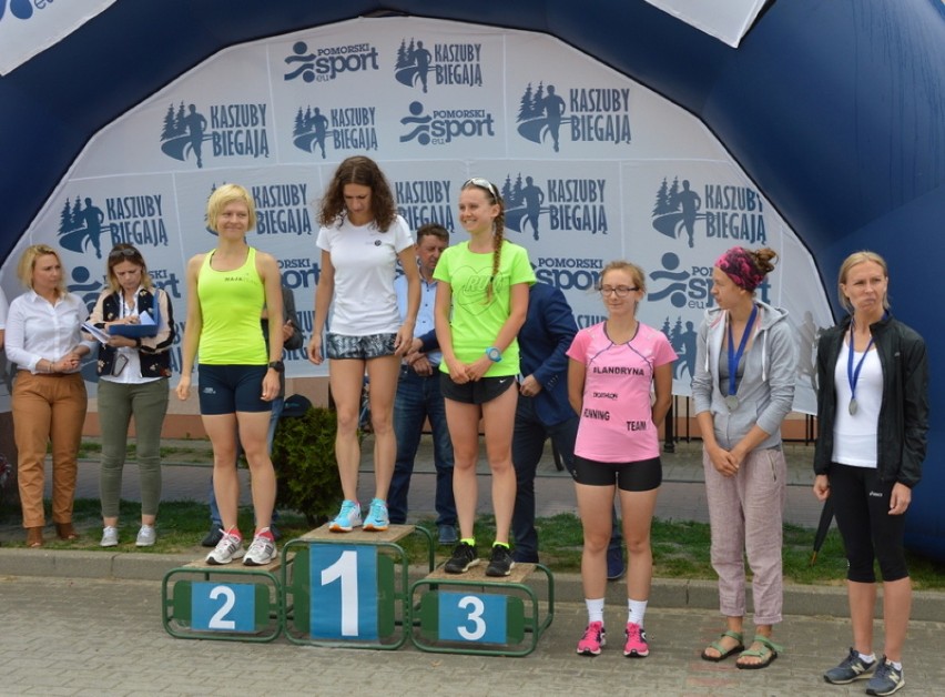 Ćwierćmaraton Szwajcarii Kaszubskiej 2016 w Przodkowie - wręczanie pucharów