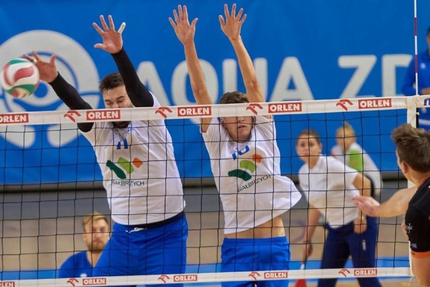 Siatkarze Aqua Zdroju Wałbrzych wygrali mecz na szczycie 4. grupy II ligi i umocnili się na pozycji lidera