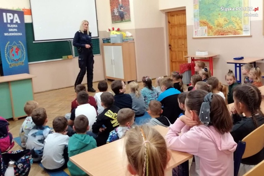 "Bezpieczna droga do szkoły" w Łobodnie, Zawadach i Węglowicach. Policjanci przekazali najmłodszym upominki