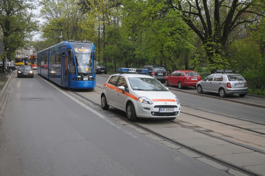 Wypadek Kraków: tramwaj wykoleił się na ul. Karmelickiej [ZDJĘCIA]