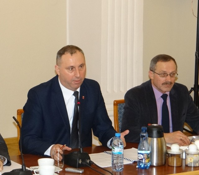Przewodniczący wieluńskiej rady Piotr Radowski poinformował na sesji o zarządzeniu wojewody w sprawie ulicy 18 Stycznia w Rudzie