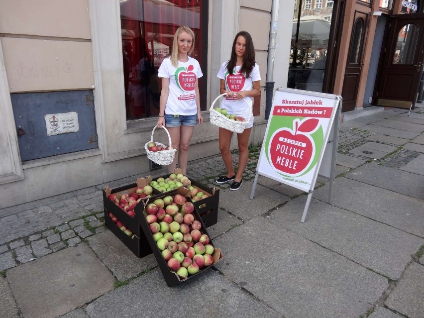 Wielkie rozdawanie jabłek w Poznaniu