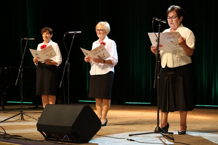 Seniorzy ze Świebodzina zakończyli już XIX rok akademicki. Na scenie zaprezentowali swoje umiejętności [zdjęcia]