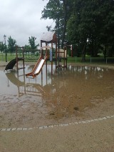 Parkowy plac zabaw w Sycowie pod wodą [ZDJĘCIA]