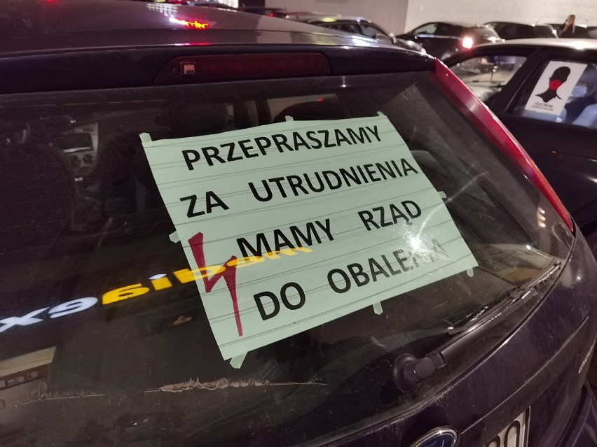 Strajk w Kraśniku. Tłumy mieszkańców i kilkaset samochodów na „Czarnym proteście". Zobacz wideo i zdjęcia