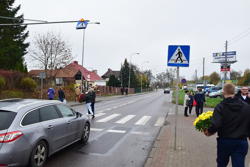 Kwidzynianie odwiedzają groby swoich bliskich już od...