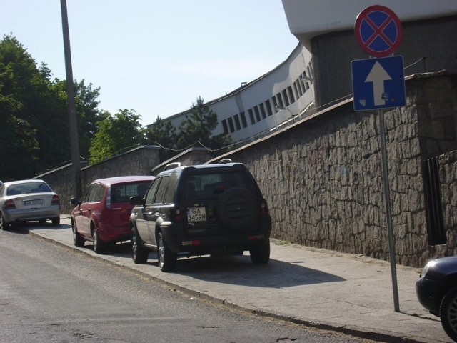 Kierowcy w Gdyni nie znają przepisów !znaki dotyczą też chodników!!!B-36  samochody parkują.Jestesmy w Unii...........